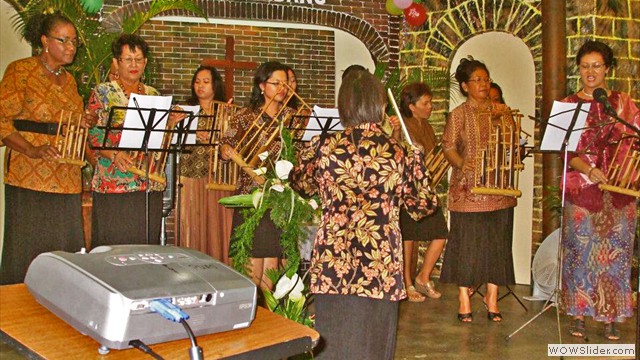 Optreden van PUAS Angklung orkest
