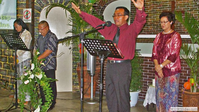 Broerder Suryanto Tasman spreekt de zegen uit